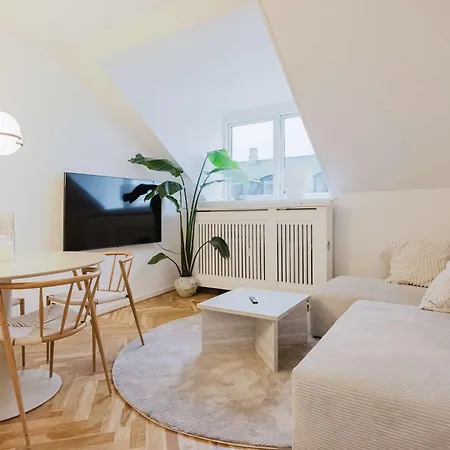 Stunning By The Lakes Apartamento